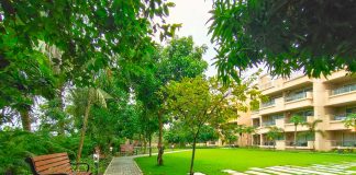 Nutrition for Elderly Adults: Building Strength and Vitality Through the Right Diet in a Premium Senior Living Community premium old age homes in India